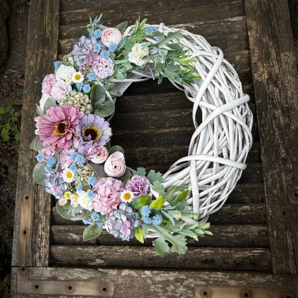 Fehér vesszőkoszorú virágokkal